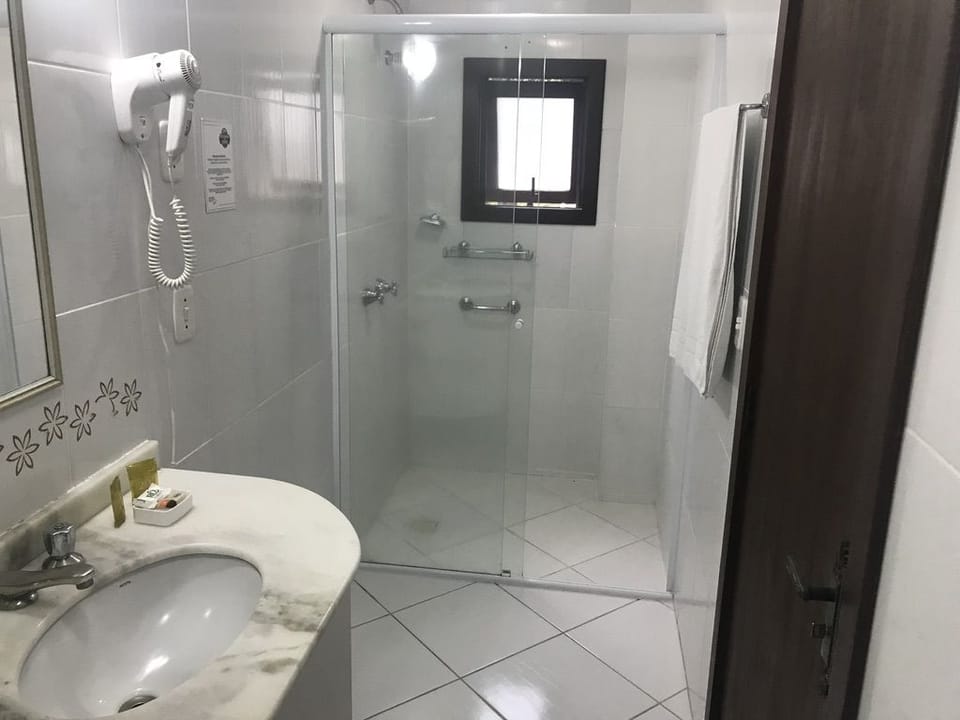 Deluxe Room | Bathroom | Free toiletries, hair dryer, towels