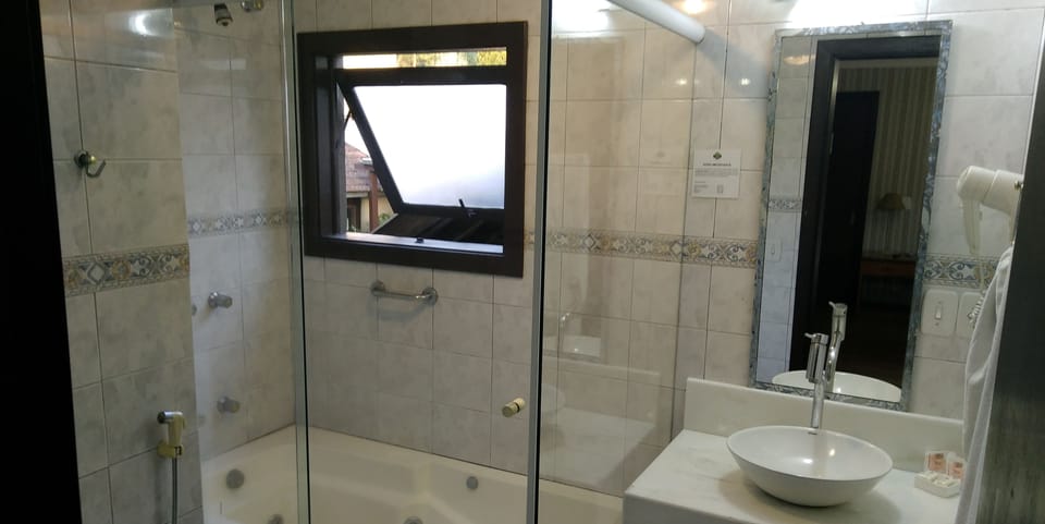 Superior Studio Suite | Jetted tub