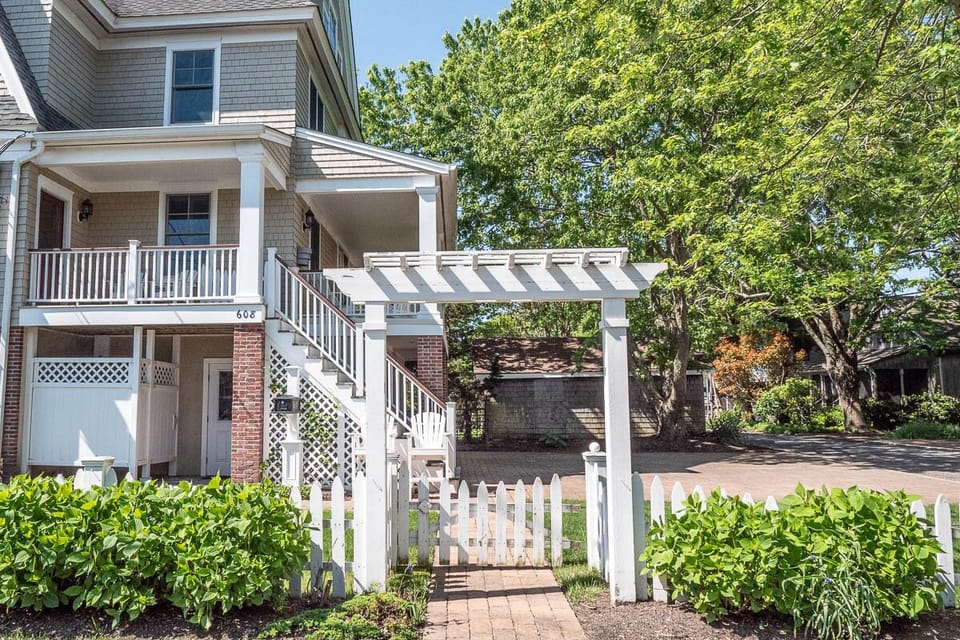 Side entrance thru arbor.