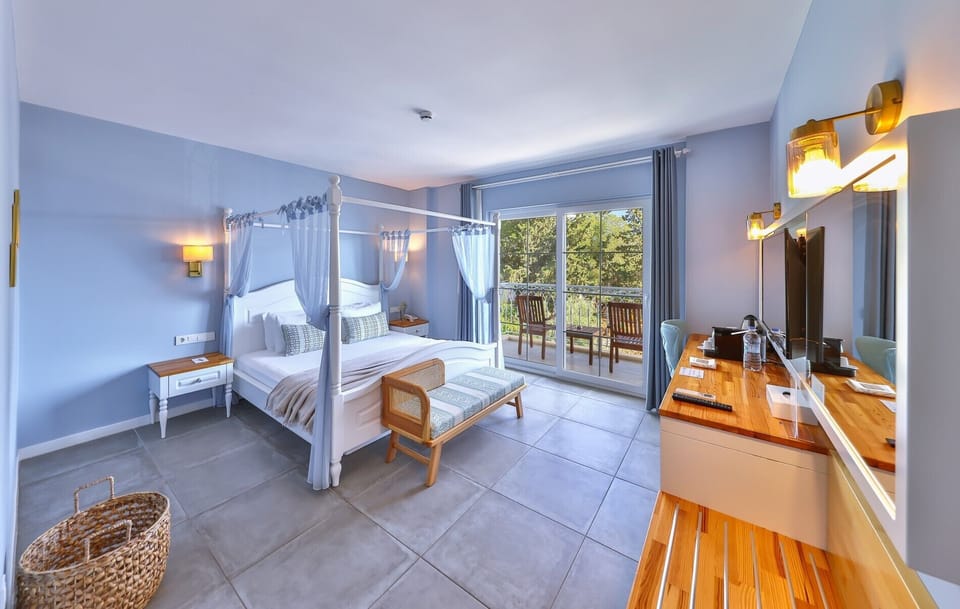 Deluxe Double Room, Sea View | Minibar, in-room safe, desk, soundproofing