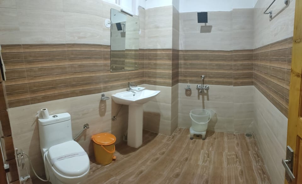 Family Suite, Non Smoking | Bathroom | Shower, rainfall showerhead, free toiletries, slippers