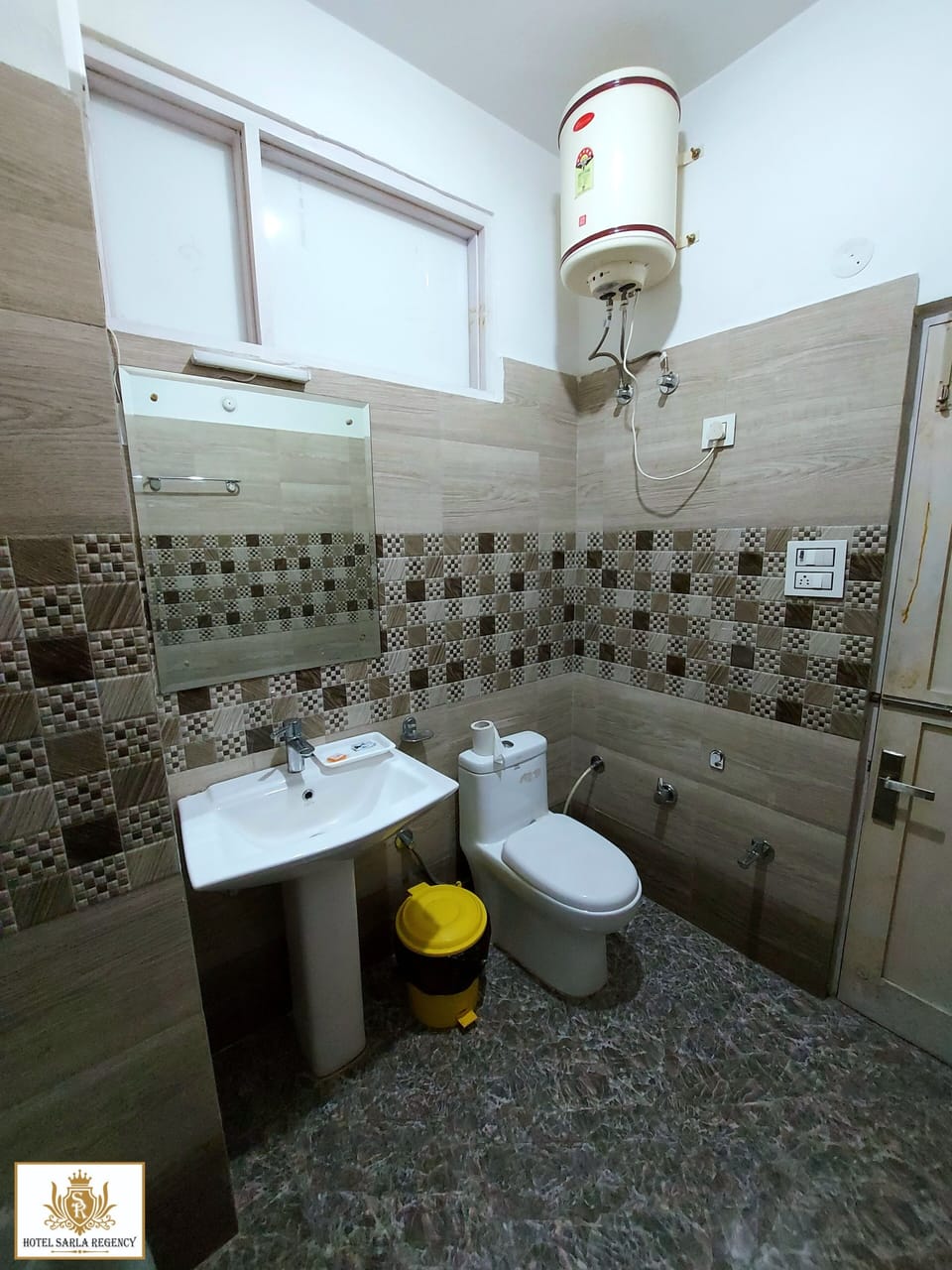 Superior Double Room, 1 King Bed, Non Smoking, Valley View | Bathroom | Shower, rainfall showerhead, free toiletries, slippers