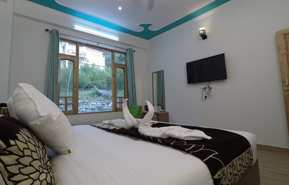 Deluxe Double Room, 1 King Bed, Non Smoking, Mountain View | Egyptian cotton sheets, premium bedding, down comforters