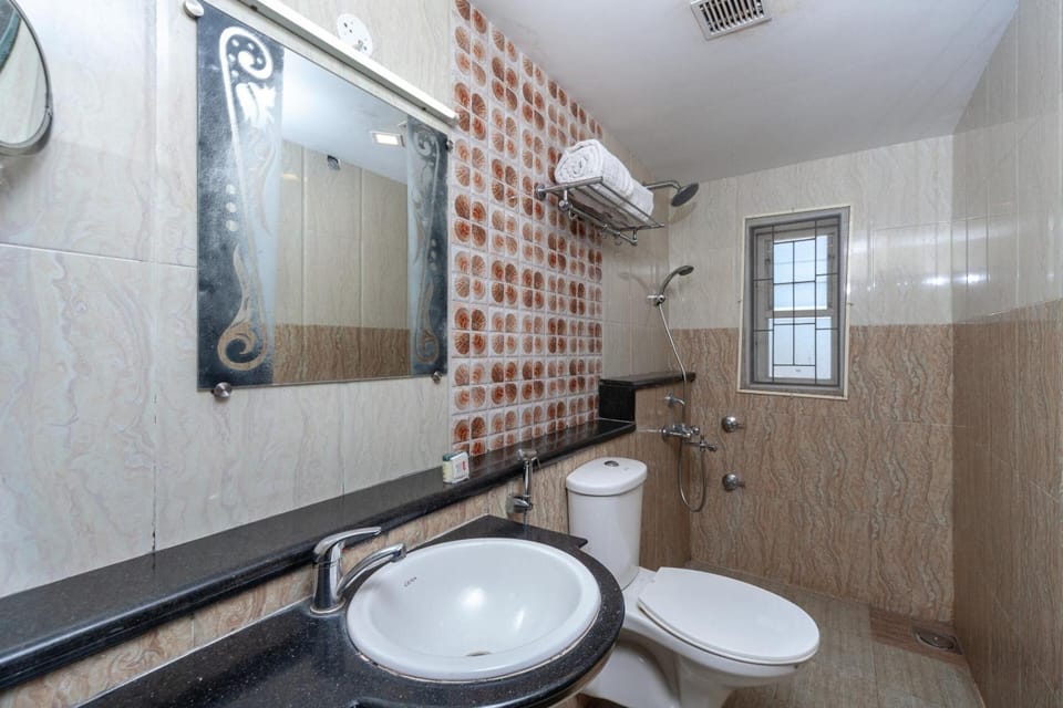 Shower, rainfall showerhead, free toiletries, hair dryer