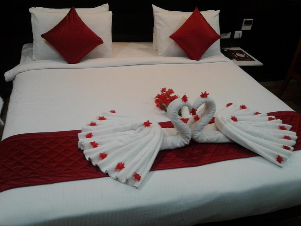 20 bedrooms, Egyptian cotton sheets, premium bedding, memory foam beds