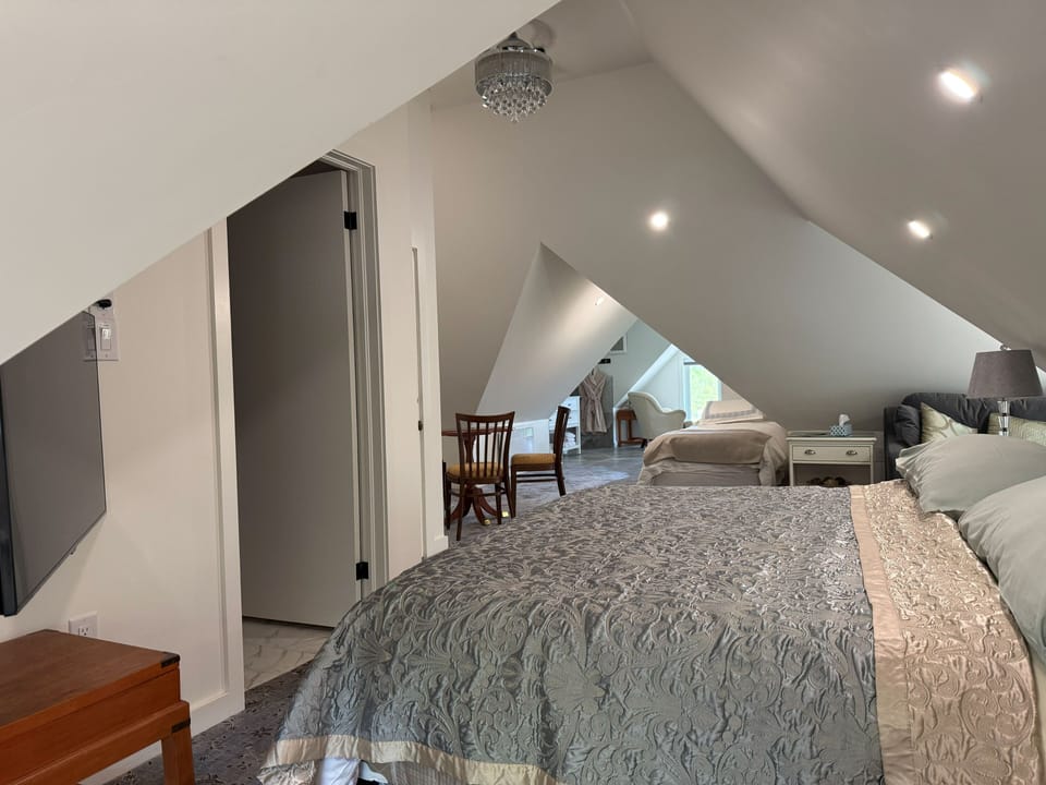 Premier Studio Suite | Premium bedding, soundproofing, iron/ironing board (on request)