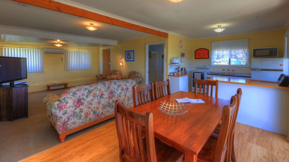 3 Bedroom Beach House  | In-room dining