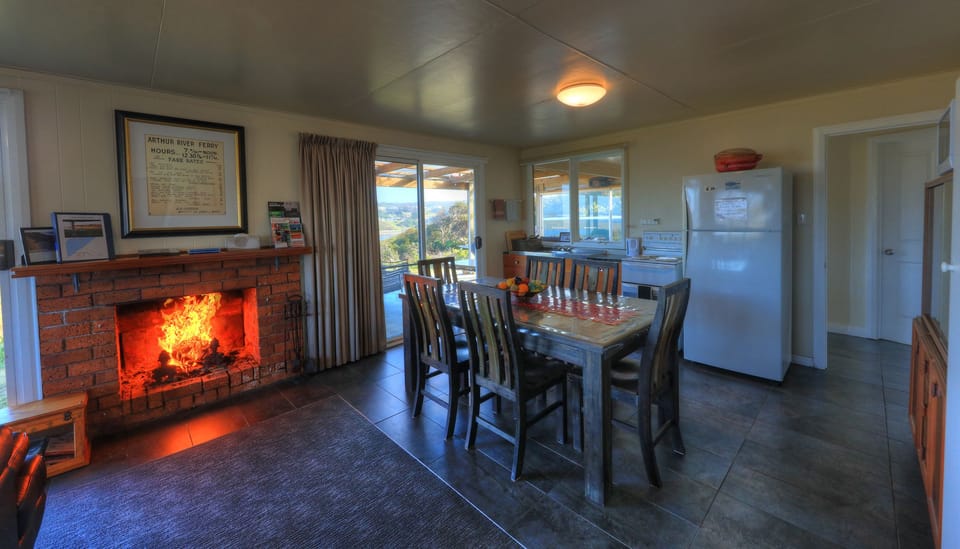 Basic Cottage, 3 Bedrooms, Ocean View | Fireplace