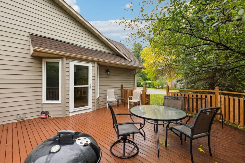 Larg Deck, charcoal grill