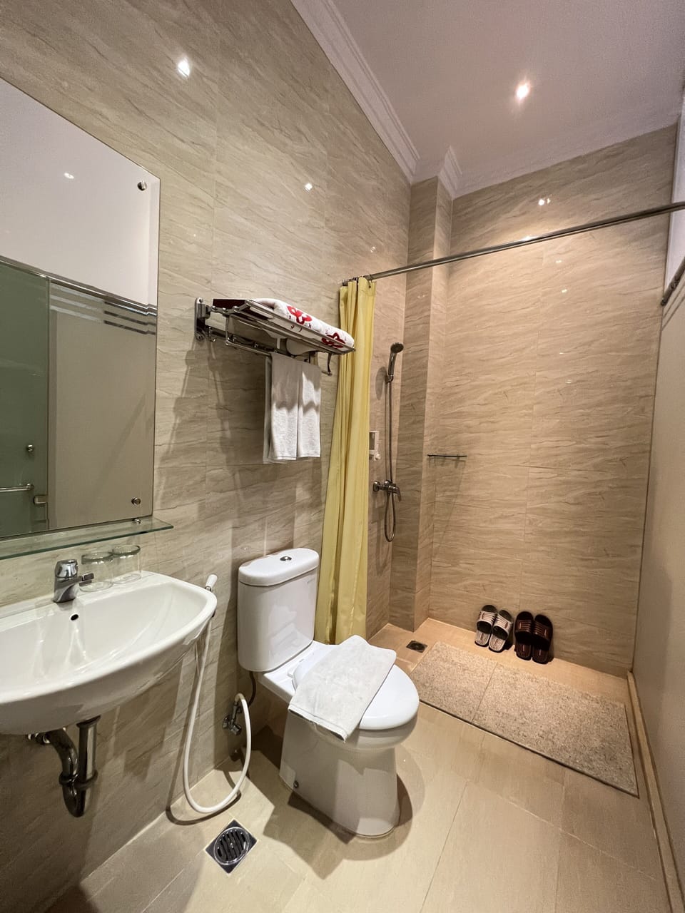 Shower, free toiletries