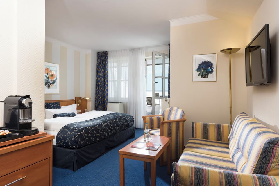 Hypo-allergenic bedding, in-room safe, desk, laptop workspace