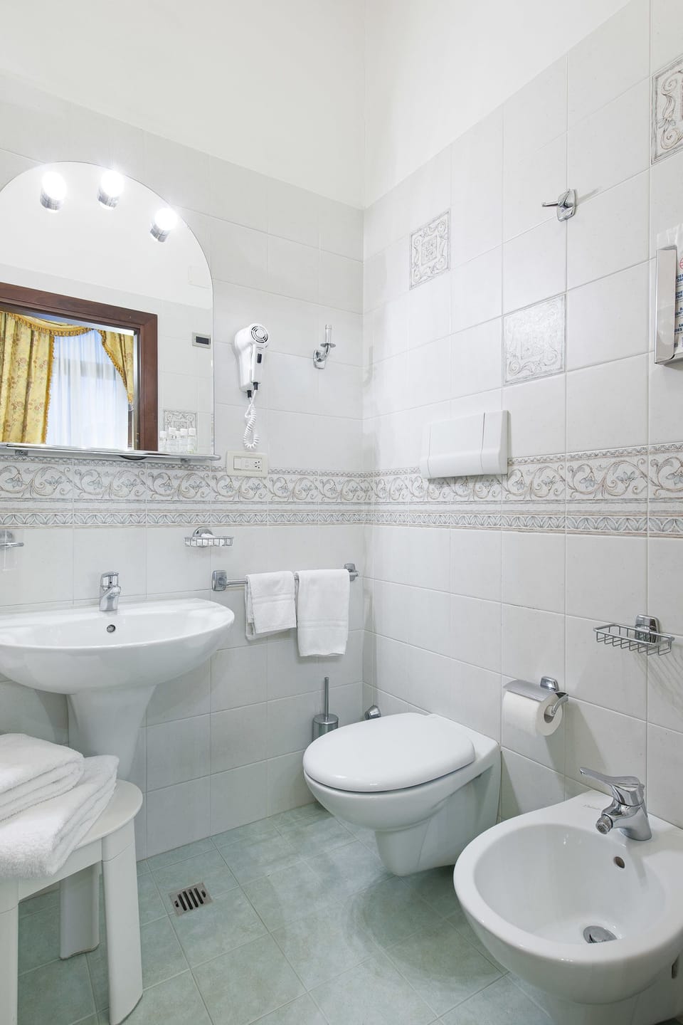 Combined shower/tub, free toiletries, hair dryer, bidet