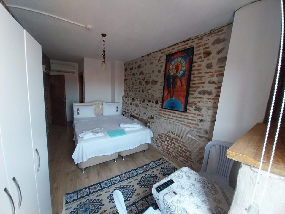 Double Room | Desk, bed sheets
