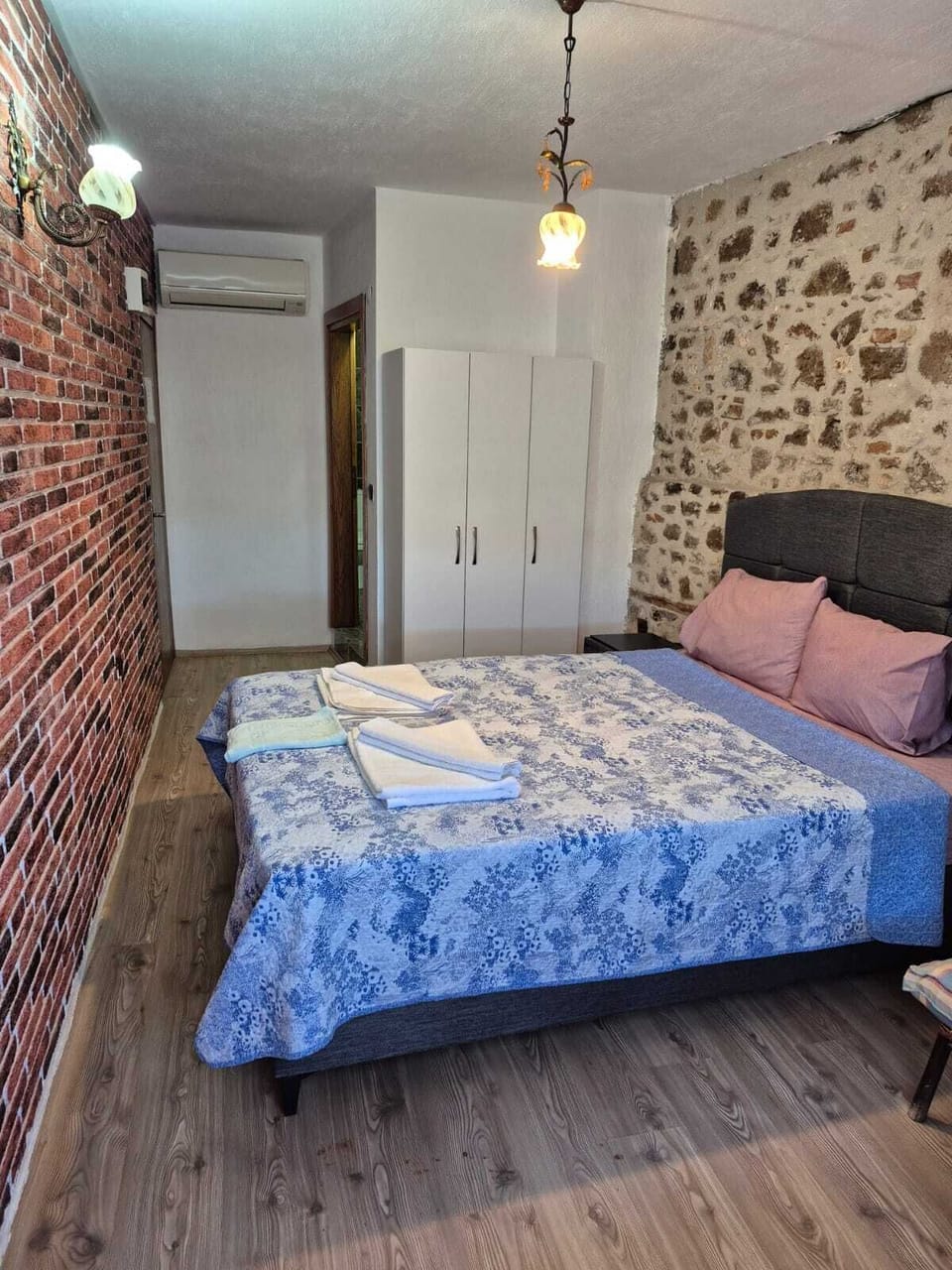 Double Room | Desk, bed sheets