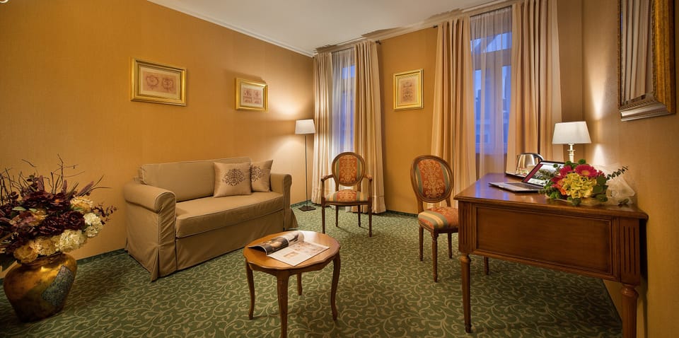 Suite | In-room safe, desk, free WiFi, bed sheets