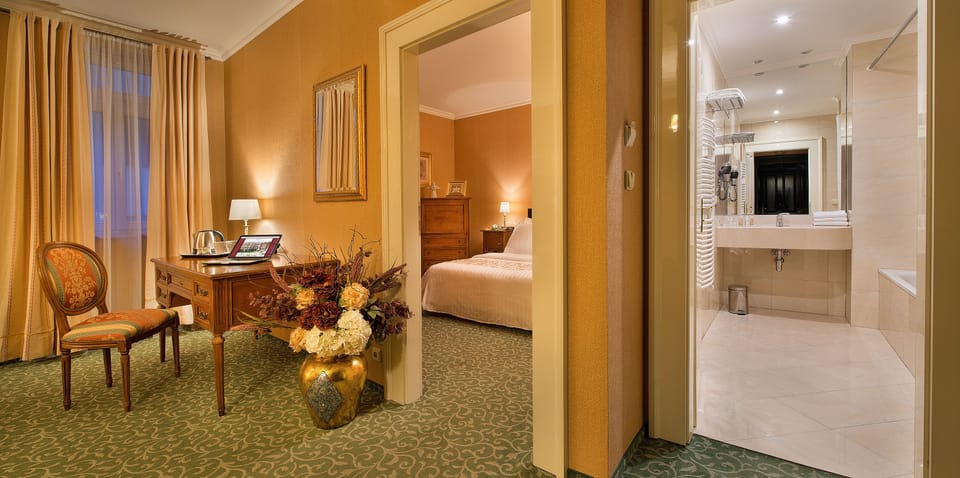 Suite | In-room safe, desk, free WiFi, bed sheets