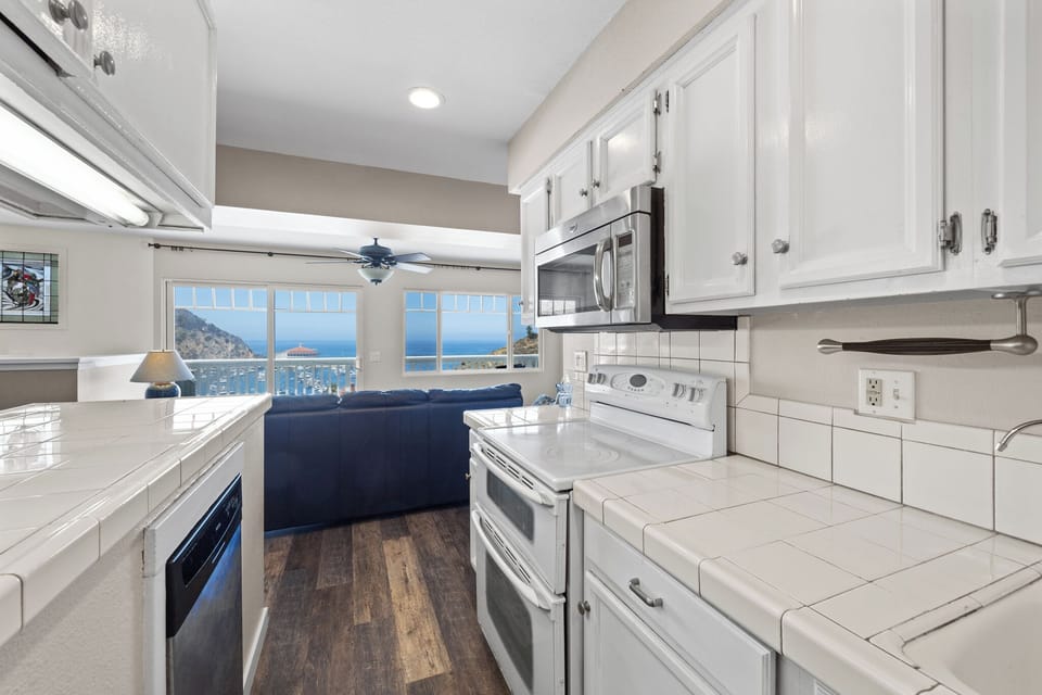 123UT Lower - Kitchen Counters