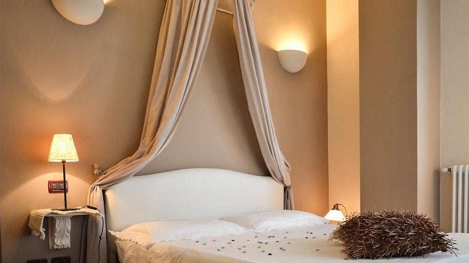 Deluxe Double or Twin Room, 1 Bedroom, Non Smoking | Individually furnished, desk, blackout drapes, free WiFi