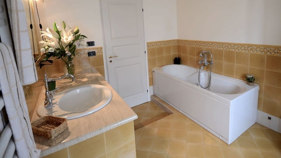 Deluxe Double or Twin Room, 1 Bedroom, Non Smoking | Bathroom | Shower, rainfall showerhead, free toiletries, hair dryer