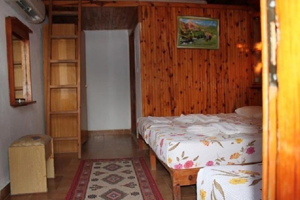 WiFi (free), bed sheets