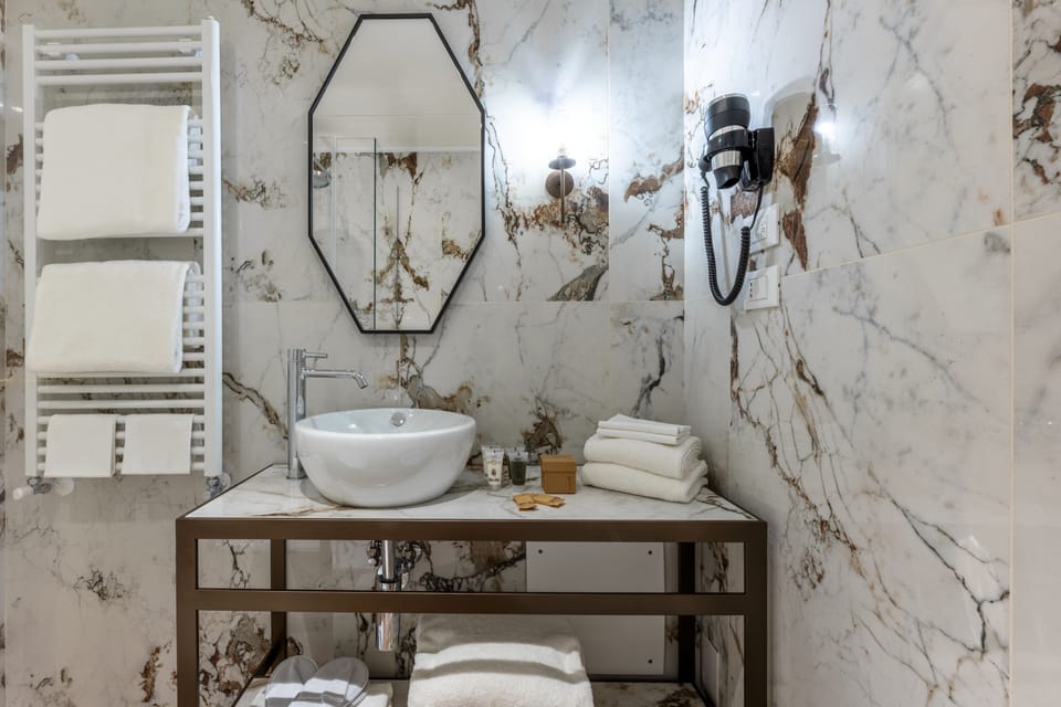 Standard Double or Twin Room | Bathroom | Shower, rainfall showerhead, hair dryer, slippers