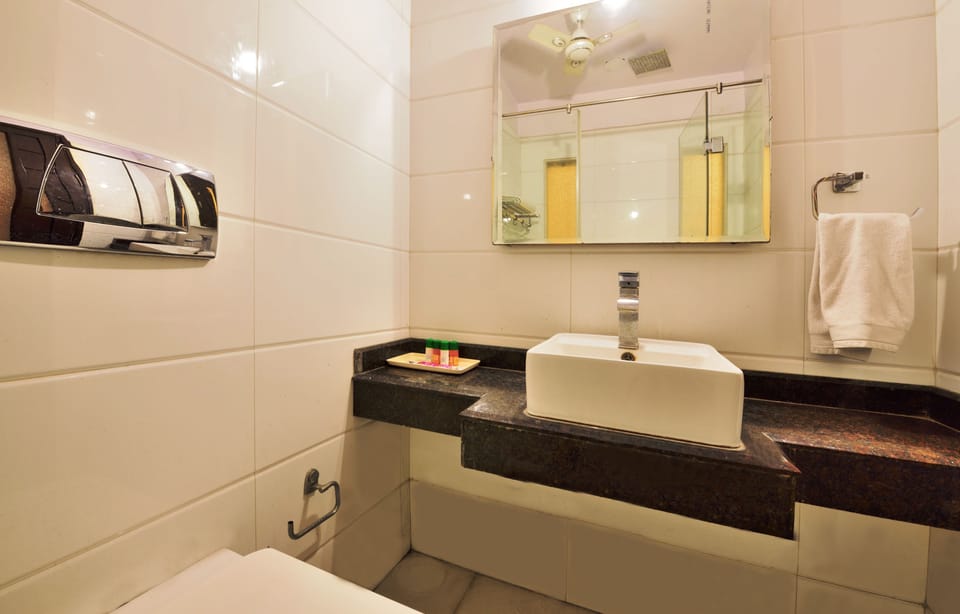 Deluxe Double or Twin Room, 1 Double Bed | Bathroom | Shower, free toiletries, slippers, bidet