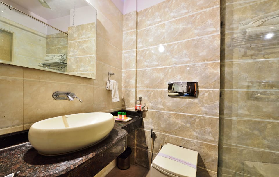 Superior Double Room, 1 King Bed, City View | Bathroom | Shower, free toiletries, slippers, bidet