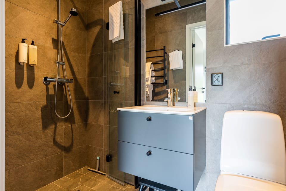 Elite Cottage | Bathroom | Shower, hydromassage showerhead, hair dryer, heated floors (bathroom)