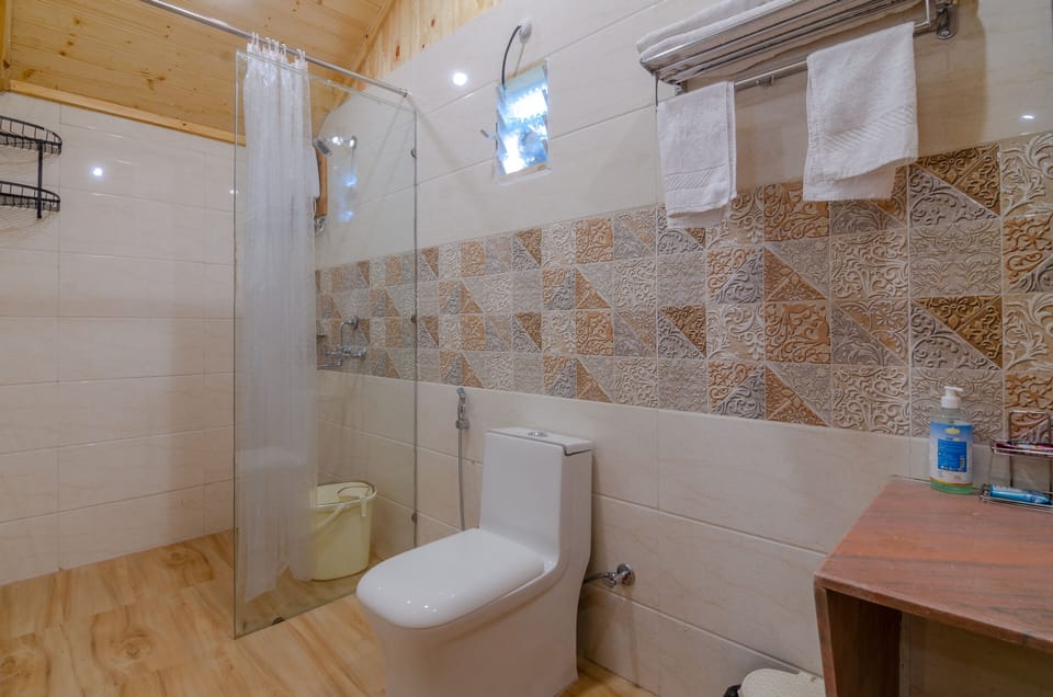 Dreamwood Cottage | Bathroom | Shower, towels