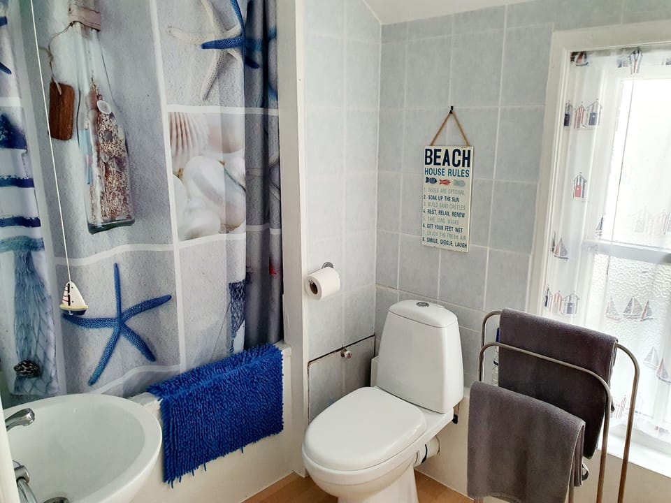 Double Room, Private Bathroom (Small double) | Bathroom | Shower, free toiletries, towels