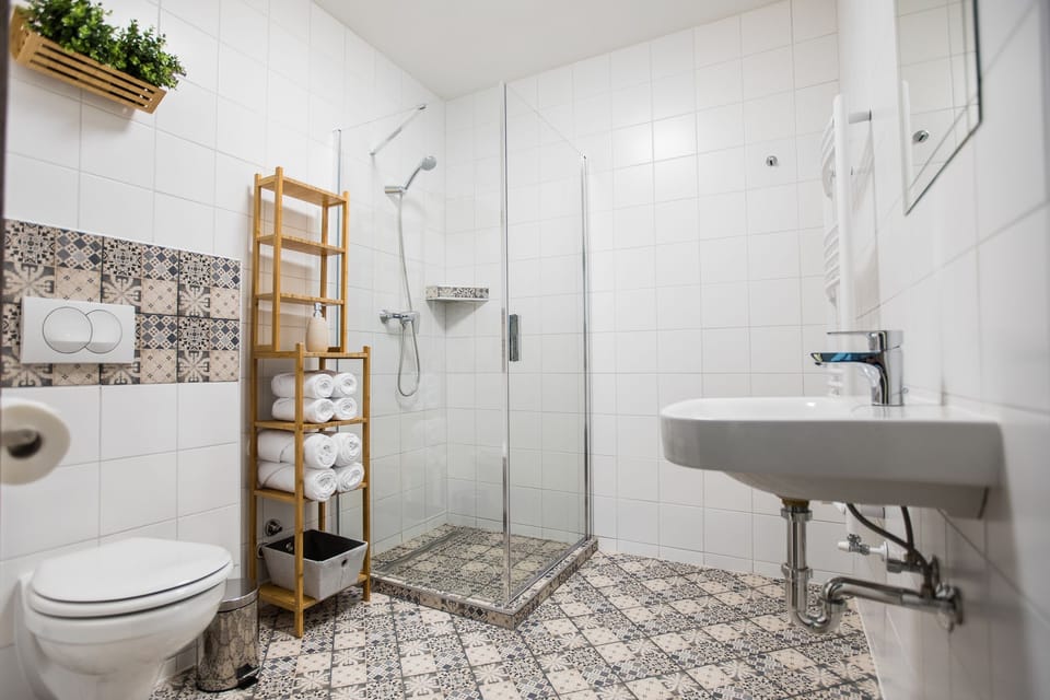 Family Suite, Multiple Beds, Non Smoking | Bathroom | Shower, hair dryer, towels