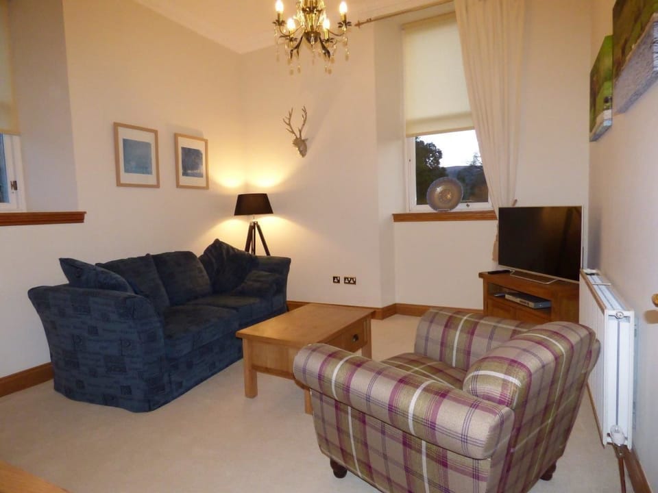 Apartment | Living room | Flat-screen TV