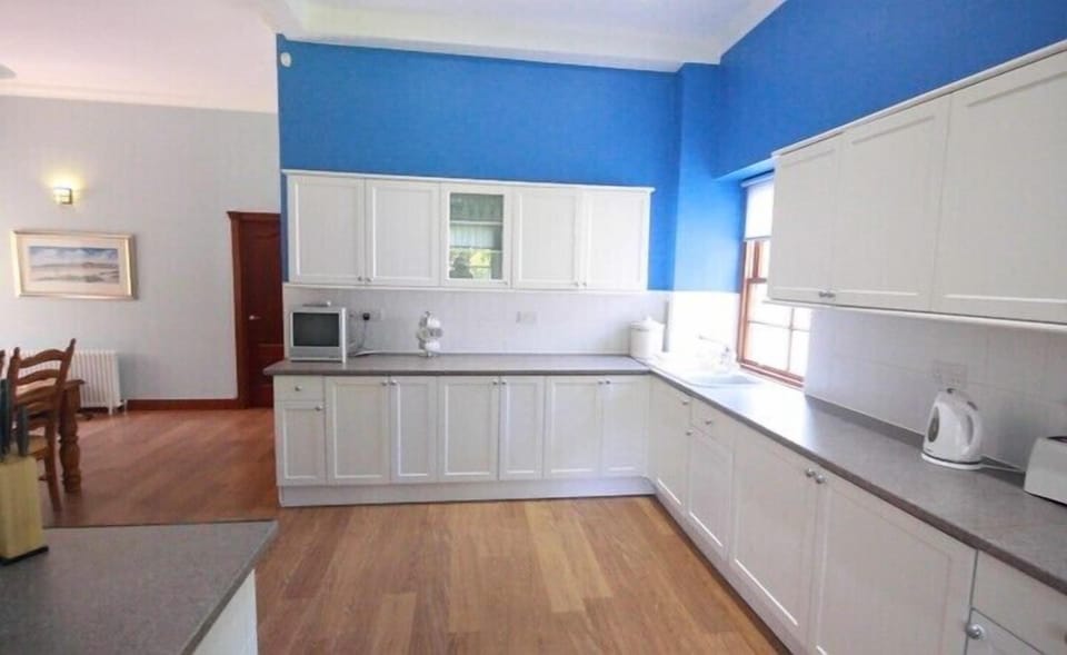 Cottage | Private kitchen | Full-size fridge, microwave, oven, stovetop