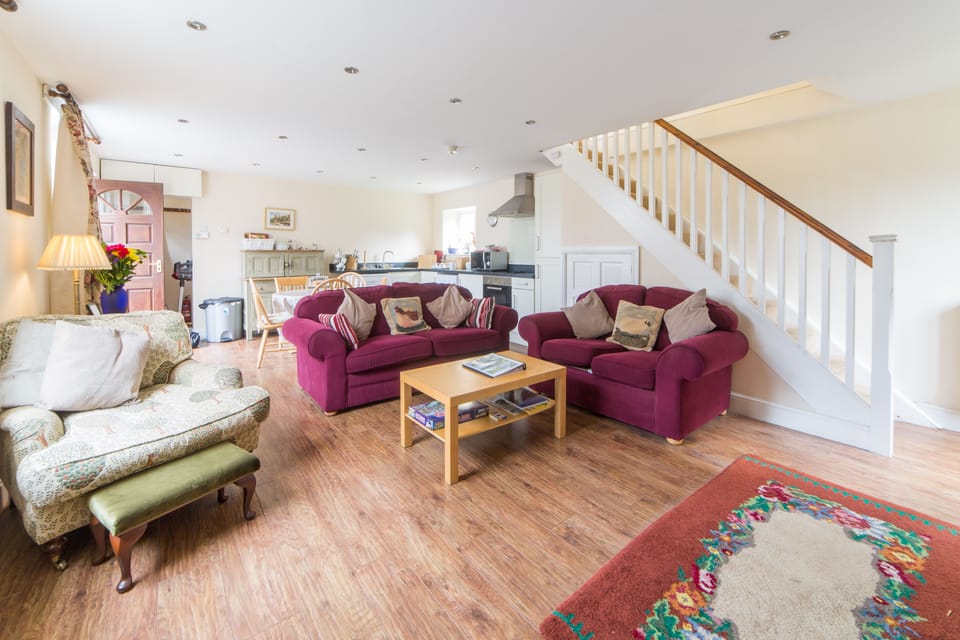 Cottage, 3 Bedrooms | Living room | 32-inch flat-screen TV with cable channels, TV, DVD player
