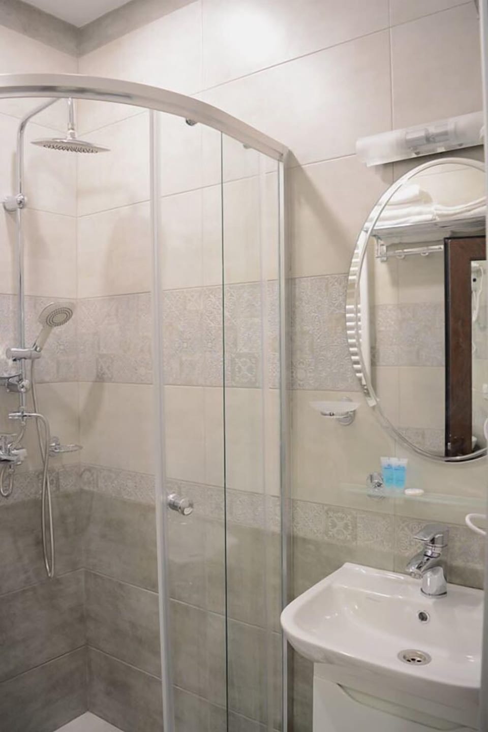 Family Room | Bathroom | Separate tub and shower, free toiletries, hair dryer, bathrobes