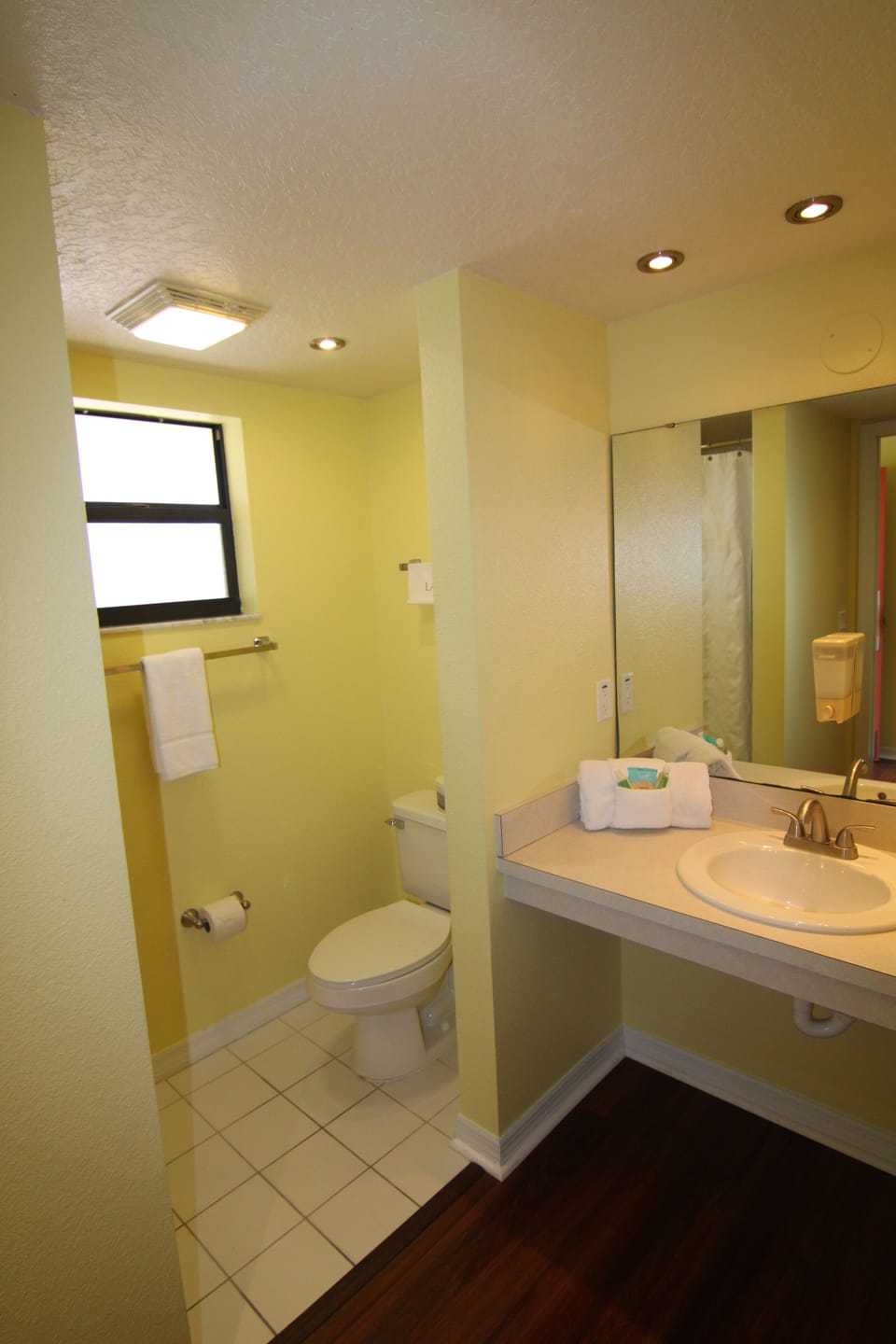 Deluxe Room, 1 King Bed, Balcony | Bathroom | Free toiletries, hair dryer, soap, shampoo