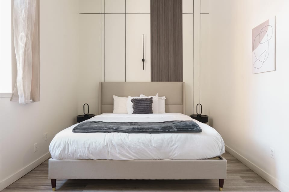 Deluxe Room, 1 King Bed | Individually decorated, iron/ironing board, free WiFi, bed sheets
