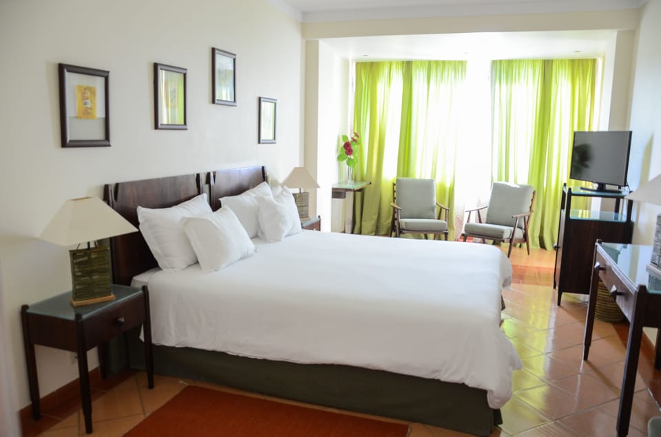 Classic Twin Room | Minibar, in-room safe, desk, soundproofing