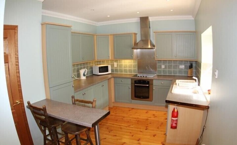 Cottage | Private kitchen | Stovetop, electric kettle, toaster