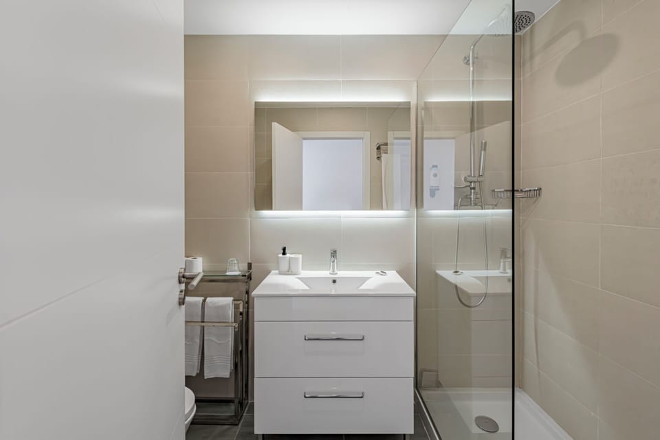 Deluxe Suite | In-room safe, desk, blackout drapes, soundproofing
