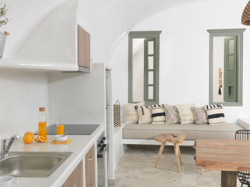 Traditional House, 2 Bedrooms, Private Pool (Plunge) | Breakfast area | Daily continental breakfast for a fee