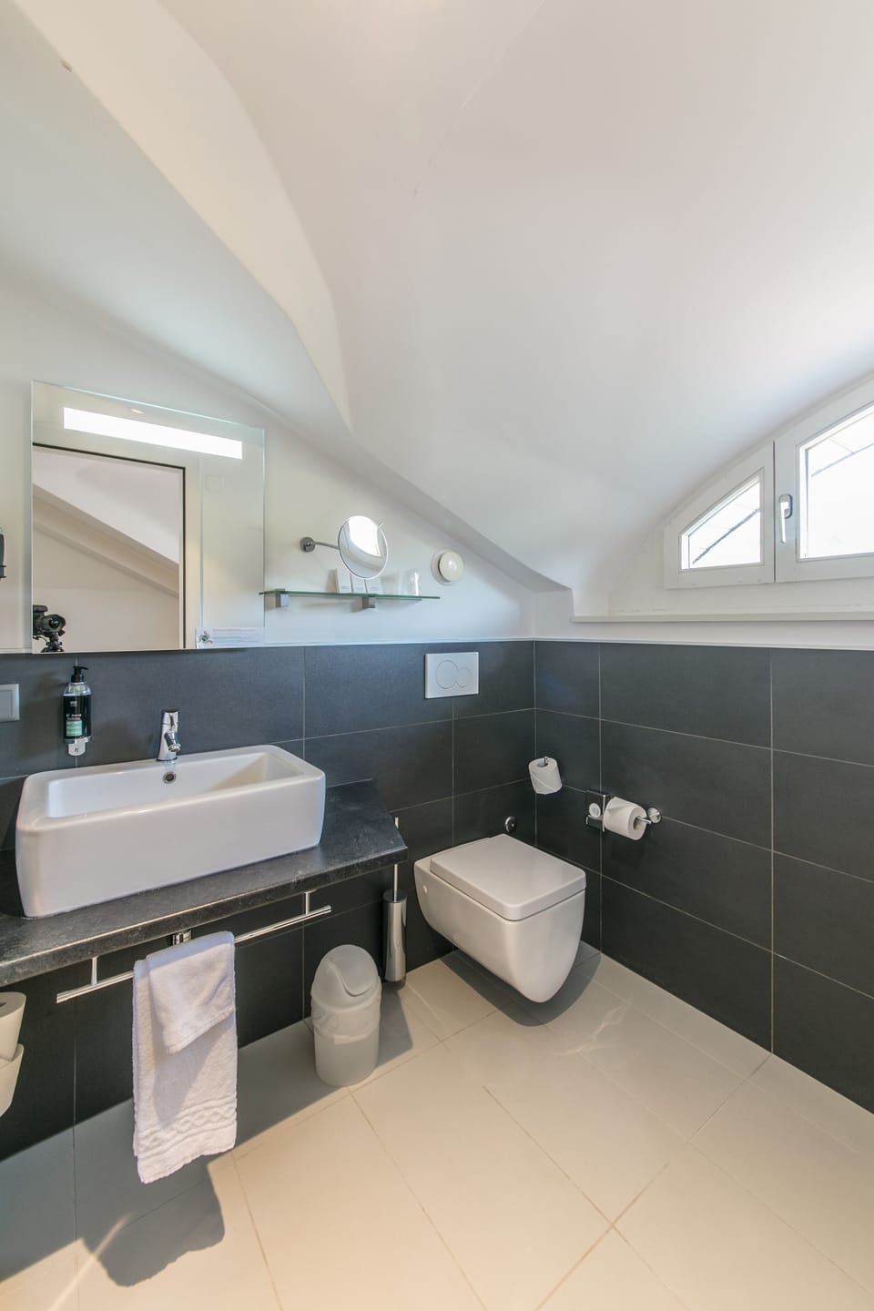 Single Room | Bathroom | Combined shower/tub, hair dryer, towels