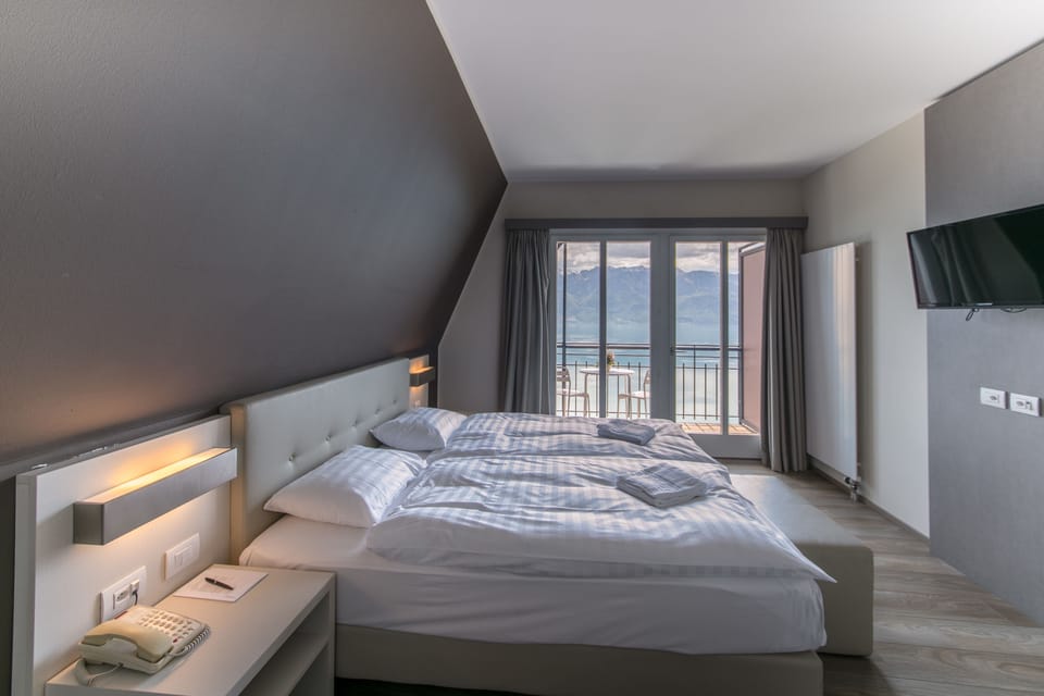 Junior Suite, Balcony, Lake View | In-room safe, desk, free WiFi, bed sheets