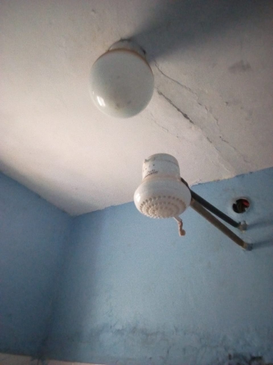 Double Room | Bathroom | Shower, rainfall showerhead, free toiletries