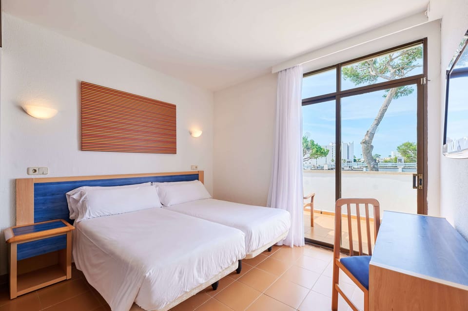 Desk, blackout drapes, free WiFi, bed sheets