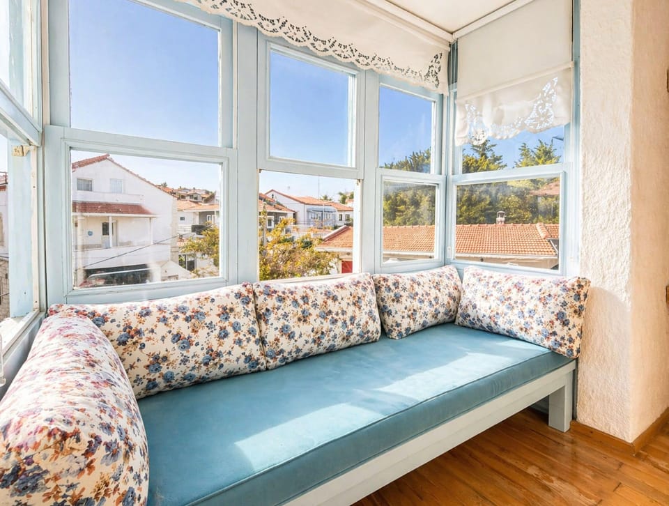 Deluxe Room (Bay Window) | Egyptian cotton sheets, premium bedding, minibar