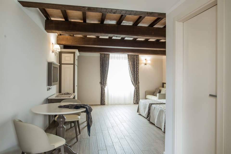 Minibar, in-room safe, soundproofing, WiFi (free)