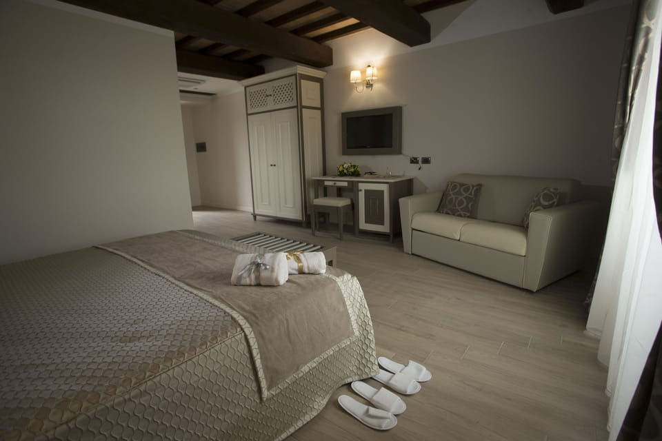 Minibar, in-room safe, soundproofing, WiFi (free)