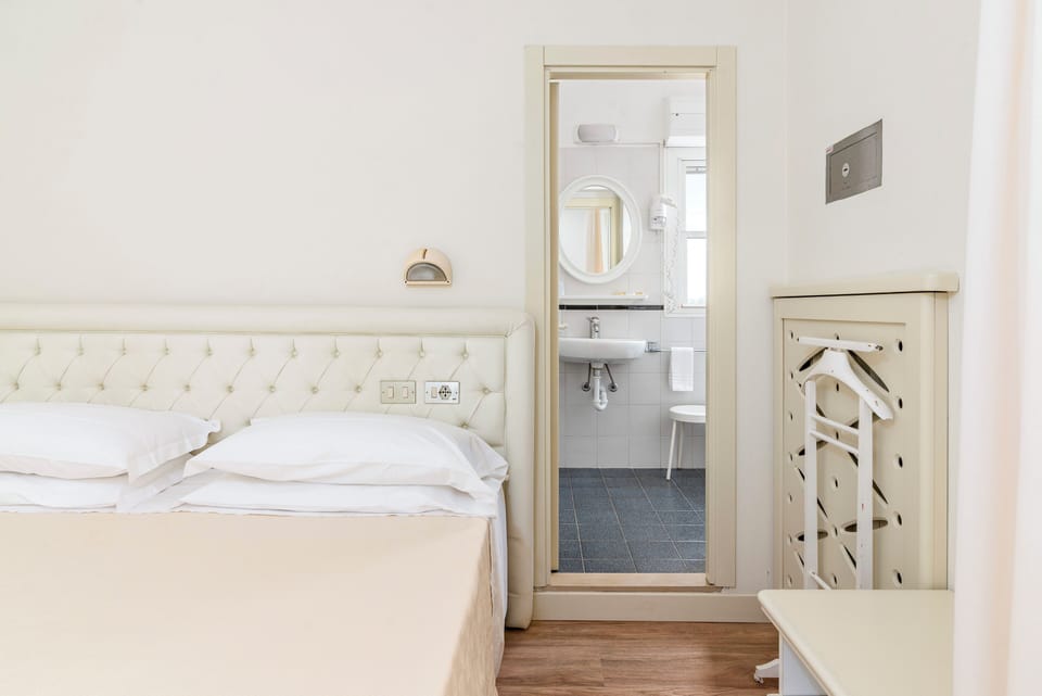 In-room safe, cribs (surcharge), WiFi (free), bed sheets