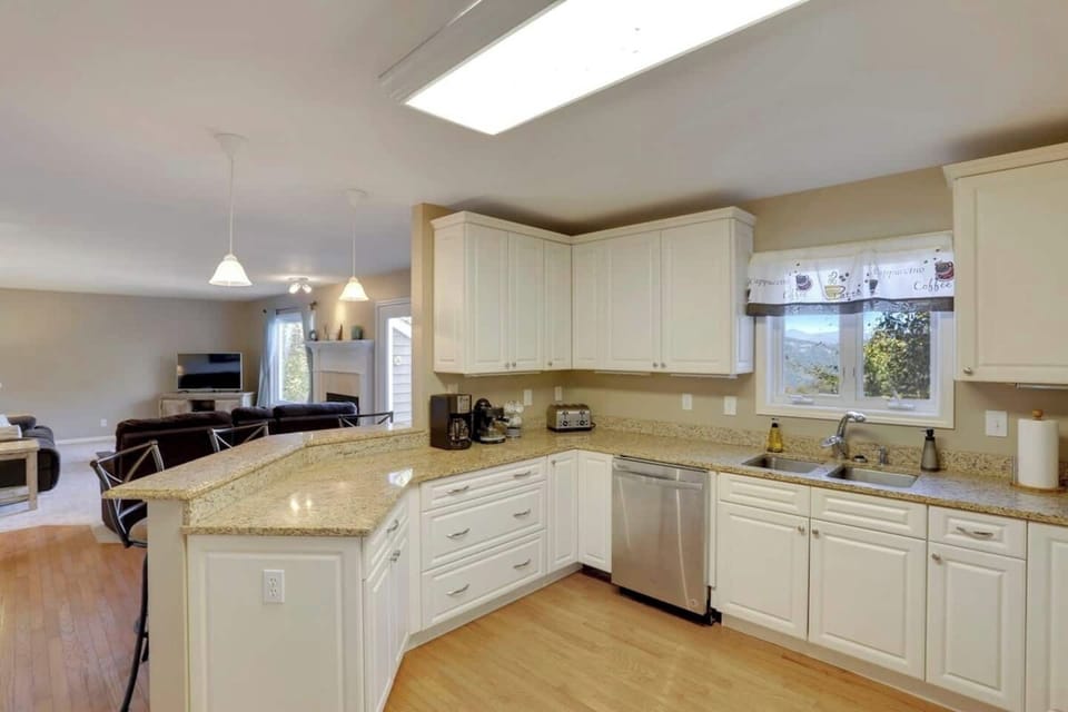Fully Stocked Kitchen. Microwave, toaster, coffee maker, espresso machine